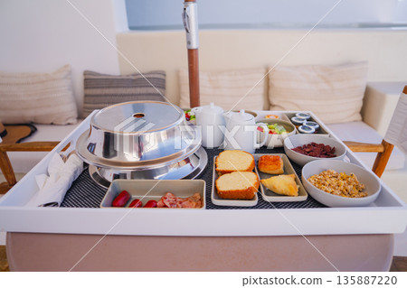 在聖托里尼享用早餐 135887220