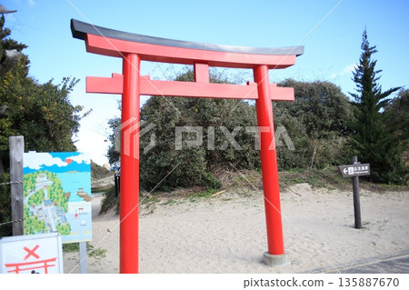海邊的紅色鳥居 海邊的紅色鳥居 135887670