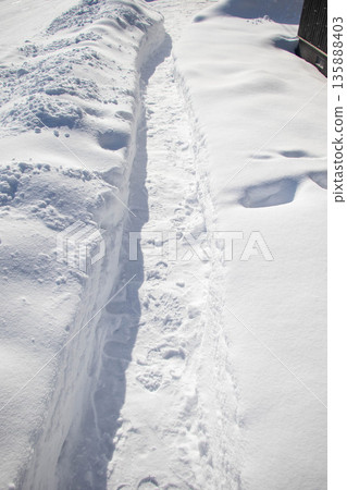 一條被雪牆環繞的狹窄通道 一條被雪牆環繞的狹窄通道 135888403