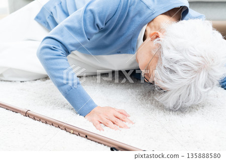 一位老年婦女在家中摔倒了 135888580