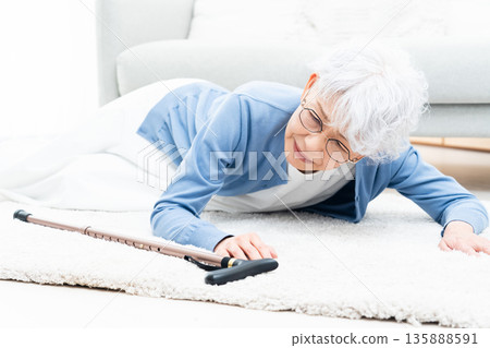 一位老年婦女在家中摔倒了 135888591