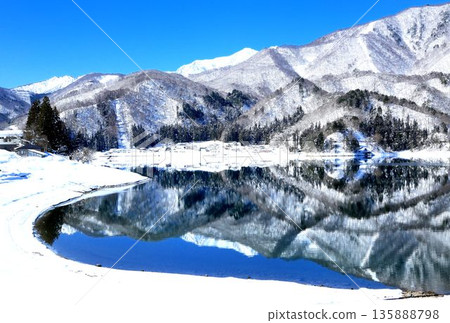 青木湖在冬天 135888798