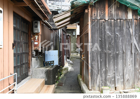 【和歌山縣和歌山市】西賀崎漁村的狹窄巷道 135888869