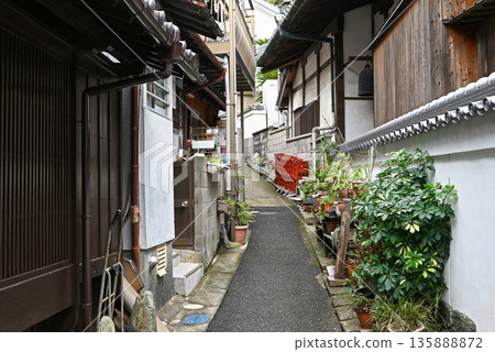 [Wakayama City, Wakayama Prefecture] The narrow alleys of the fishing village of Saikazaki 135888872
