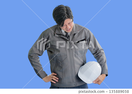 看起來身體不適的工人 135889038