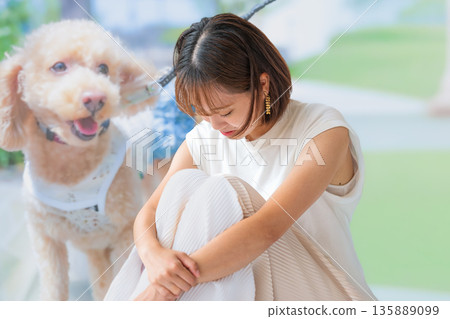 一位對動物充滿感情的女士 一位對動物充滿感情的女士 135889099