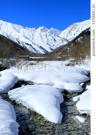 白馬二俁橋和二俁市的景色 135889116