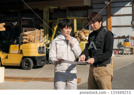 在建築業工作的男性 在建築業工作的男性 135889253
