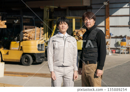 在建築業工作的男性 135889254