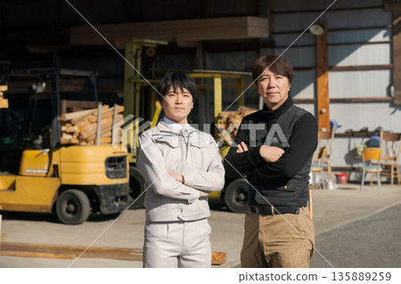 在建築業工作的男性 在建築業工作的男性 135889259