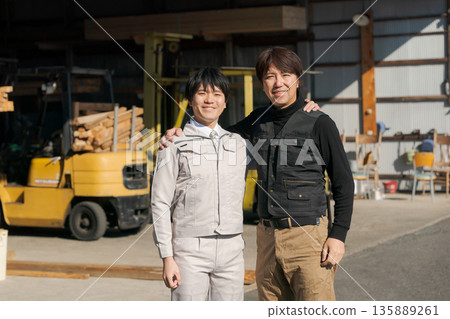 在建築業工作的男性 在建築業工作的男性 135889261
