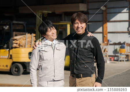 在建築業工作的男性 在建築業工作的男性 135889263