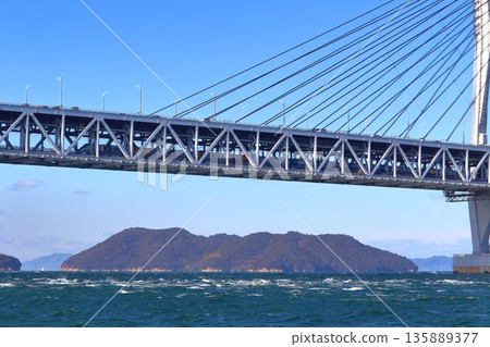 從岩黑島黑濱海灘望去,可以看到一列火車正從瀨戶內大橋(瀨戶內大橋線)下方穿過。 從岩黑島黑濱海灘望去,可以看到一列火車正從瀨戶內大橋(瀨戶內大橋線)下方穿過。 135889377