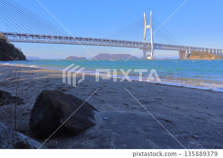 岩黑島的根基、黑濱海岸起伏的閃長岩以及瀨戶大橋（瀨戶內海，志久群島） 135889379