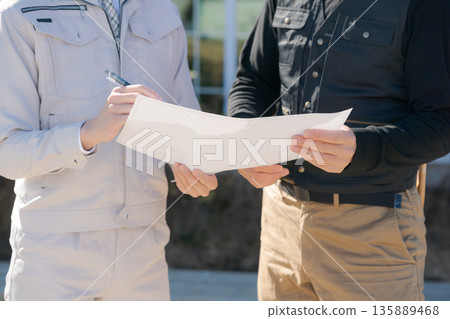 工匠們正在查看藍圖並進行討論 工匠們正在查看藍圖並進行討論 135889468