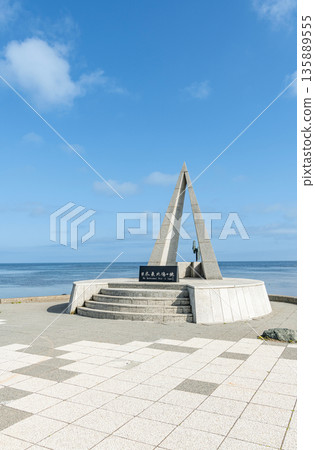 北海道稚內市，北海道的夏天，晴天的宗谷岬“日本最北點的紀念碑” 135889555