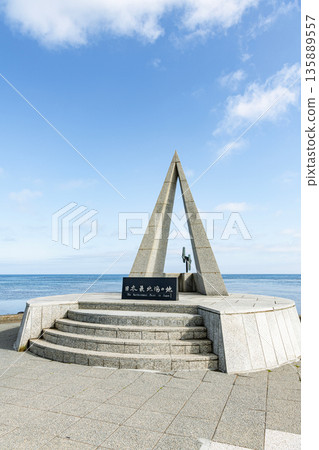 北海道稚內市,北海道的夏天,晴天的宗谷岬“日本最北點的紀念碑” 北海道稚內市,北海道的夏天,晴天的宗谷岬“日本最北點的紀念碑” 135889557