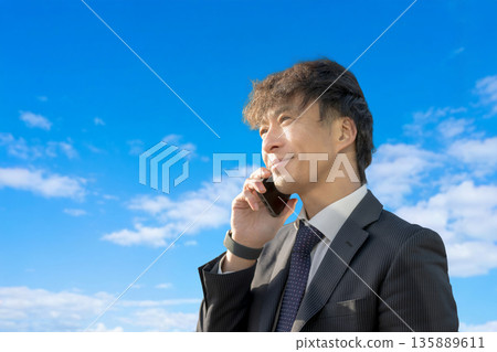藍天和笑容滿面的商人 藍天和笑容滿面的商人 135889611