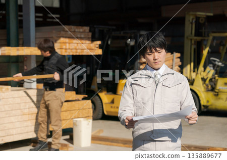 在建築業工作的男性 135889677