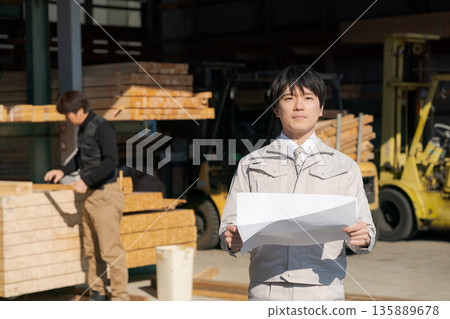 在建築業工作的男性 135889678