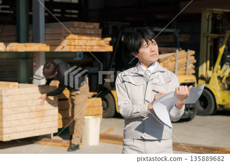 在建築業工作的男性 135889682