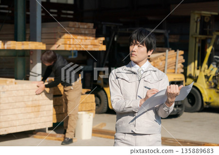 在建築業工作的男性 在建築業工作的男性 135889683