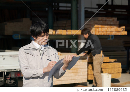 在建築業工作的男性 在建築業工作的男性 135889685