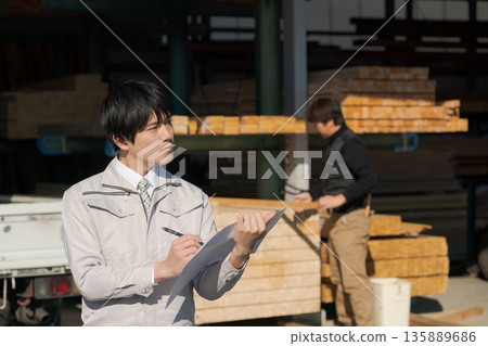 在建築業工作的男性 135889686