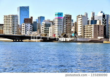 從上游方向眺望兩國橋（西）週邊地區（東京中央區）[2026年1月] 135890090