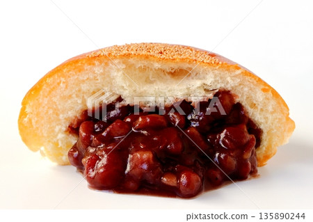 白色背景上的紅豆沙餡豆沙麵包橫切面 135890244
