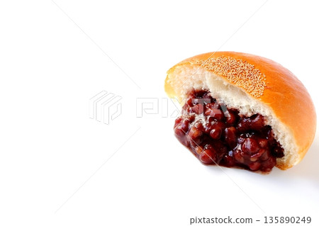 白色背景上的紅豆沙餡豆沙麵包橫切面 135890249