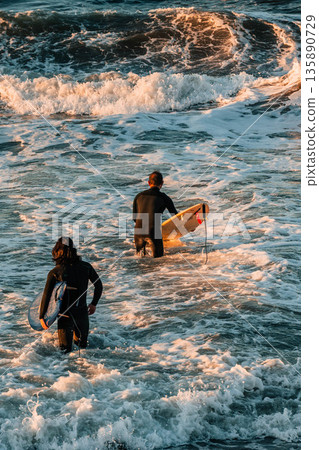 早晨和衝浪者 135890729