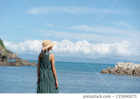 一個女人在沙灘上散步 135890873