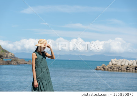 一個女人在沙灘上散步 135890875