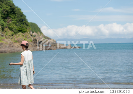 女孩在海邊玩 女孩在海邊玩 135891053