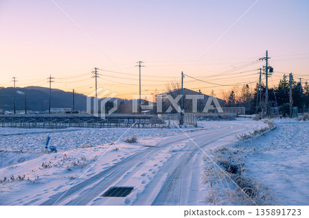 Dawn sky and snowy scenery [Omachi City] 135891723