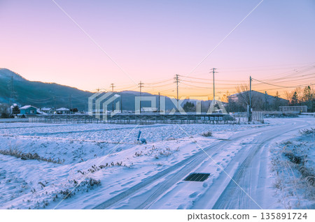 黎明的天空與雪景 [大町市] 135891724