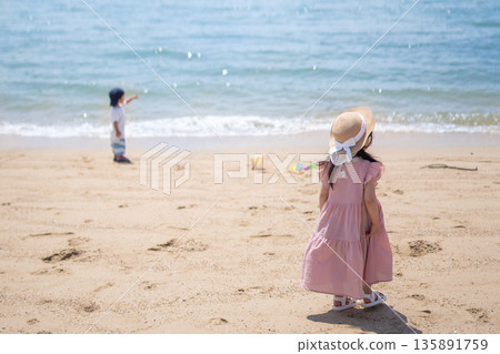 孩子在沙灘上玩耍 孩子在沙灘上玩耍 135891759