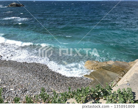 白浪拍打沙灘 白浪拍打沙灘 135891809