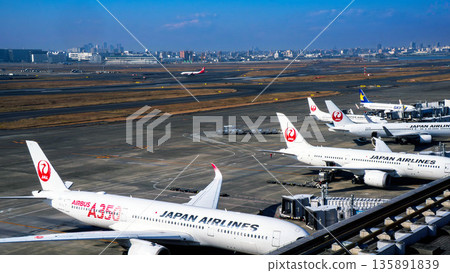 日航空客A350飛機和停放在羽田機場的飛機 135891839
