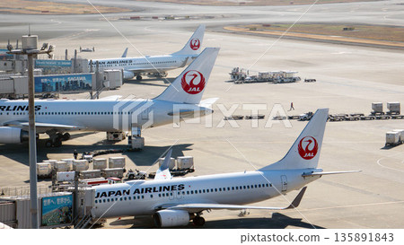 日航客機在羽田機場排成一列。 日航客機在羽田機場排成一列。 135891843