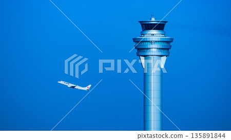 羽田機場控制塔和一架正在起飛的日本航空飛機 135891844