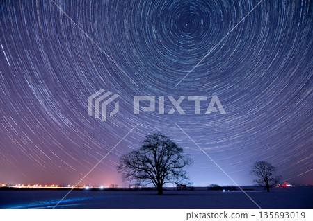 榆樹和星軌 榆樹和星軌 135893019