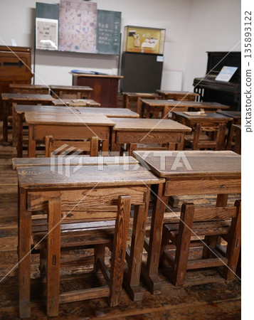 位於日本長野縣松本市的國寶級古蹟——原嘉知學校的教室場景,至今仍保留著明治時代的氛圍。拍攝於2015年1月29日。 位於日本長野縣松本市的國寶級古蹟——原嘉知學校的教室場景,至今仍保留著明治時代的氛圍。拍攝於2015年1月29日。 135893122