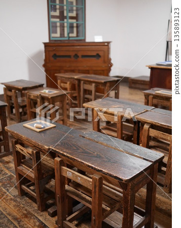 位於日本長野縣松本市的國寶級古蹟——原嘉知學校的教室場景,至今仍保留著明治時代的氛圍。拍攝於2015年1月29日。 位於日本長野縣松本市的國寶級古蹟——原嘉知學校的教室場景,至今仍保留著明治時代的氛圍。拍攝於2015年1月29日。 135893123