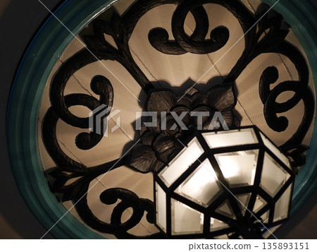 原嘉智學校(一座體現明治時代設計的國寶級建築)內精美的天花板照明。 2015年1月29日,日本長野縣松本市 原嘉智學校(一座體現明治時代設計的國寶級建築)內精美的天花板照明。 2015年1月29日,日本長野縣松本市 135893151