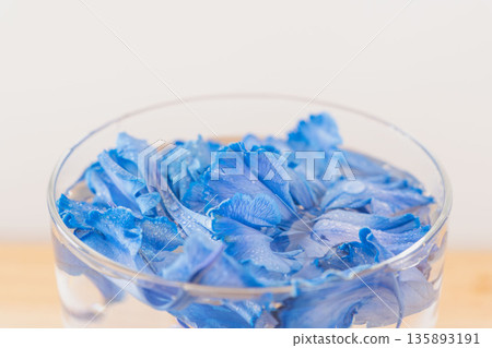 水中漂浮的藍色康乃馨花瓣的微距攝影 28 135893191