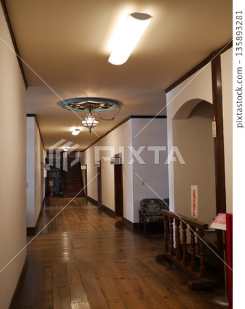 一條充滿復古氣息的走廊，承載著昔日嘉知學校（日本國寶）的歷史。 2015年1月，日本松本市 135893281