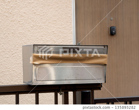 一個舊郵箱，投信口被膠帶封住了。 135893282