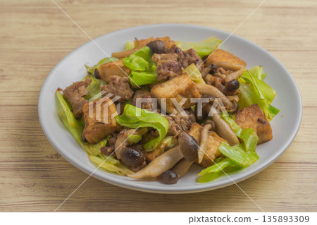 炒豬肉、炸豆腐和高麗菜 炒豬肉、炸豆腐和高麗菜 135893309